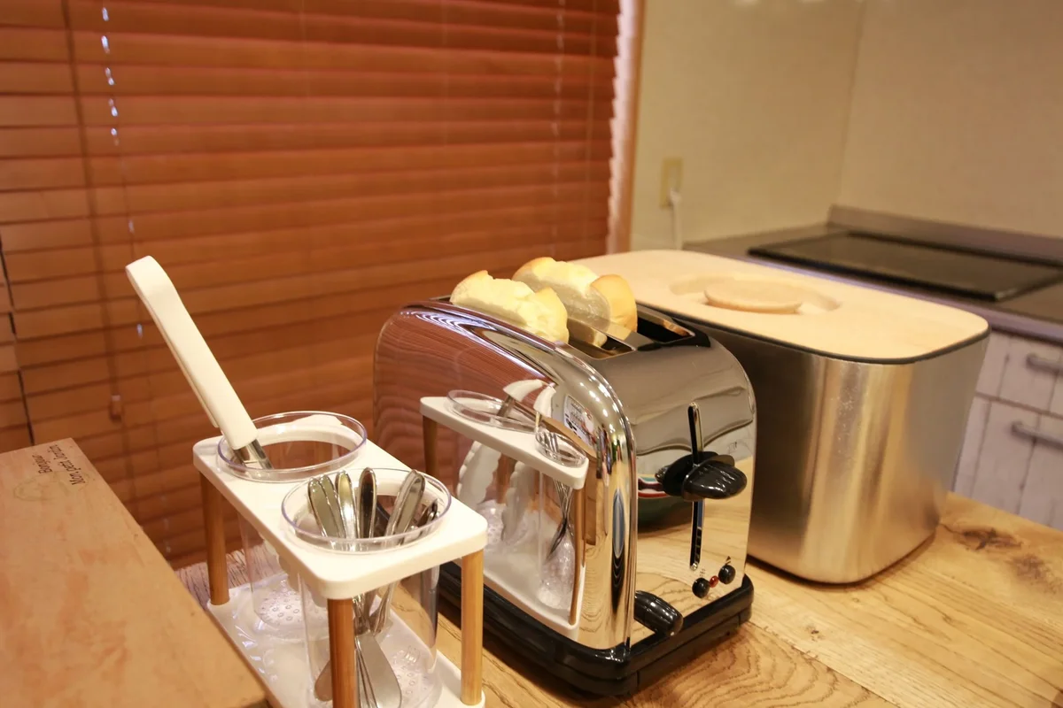KITCHEN & BREAKFAST