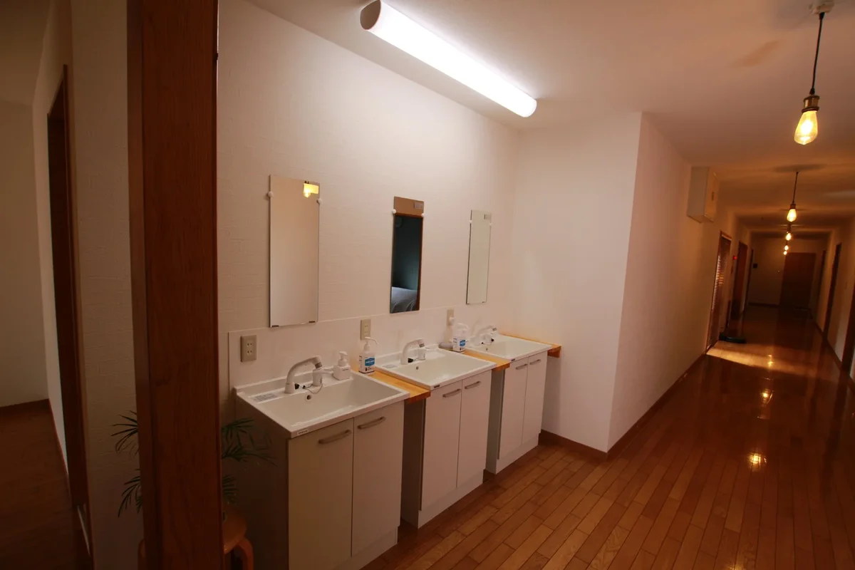SANITARY & LAUNDRY